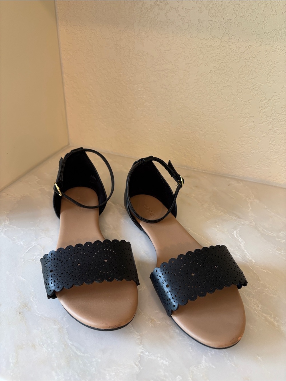 Old Navy Black Scalloped Ankle-Strap Women's Sandals 9